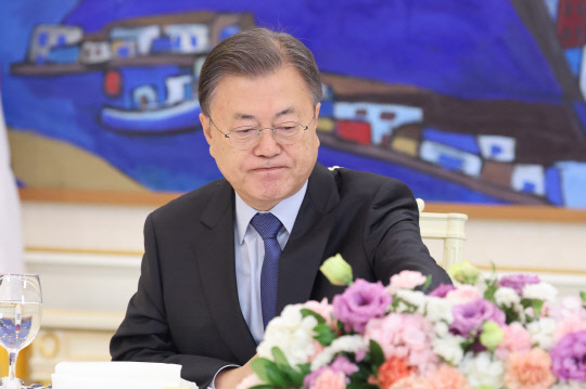 지난 2월 10일 문재인 대통령이 청와대에서 열린 자립준비청년 초청 오찬 간담회에 참석, 인사말을 마친 뒤 마이크를 내려놓고 있다. 연합뉴스